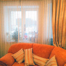 Оранжевые подушки и шторы
